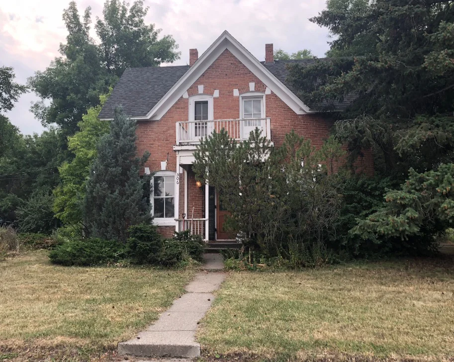 Rouse House front facade and overgrown garden before restoration